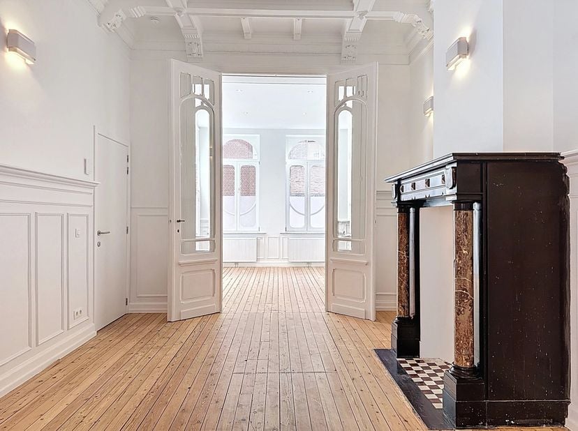Idéalement situé entre le Cimetière dIxelles et la Gare dEtterbeek, découvrez ce duplex de 201 m² (selon PEB), entièrement rénové avec goût et prêt po