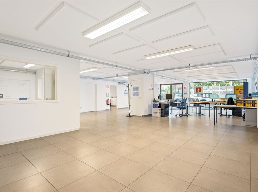 Prachtige kantoorruimte op centrale ligging te Mortsel biedt tal van mogelijkheden voor zelfstandige activiteiten / vrijeberoepen momenteel verhuurd a