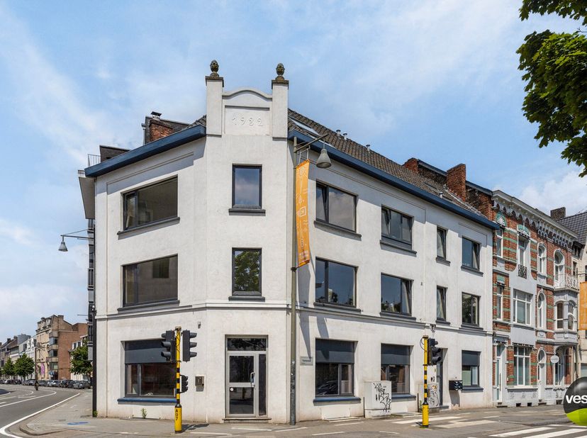 Dit opbrengstpand is gelegen op de Thonissenlaan 2 te Hasselt, meerbepaald op de Groene Boulevard in hartje Hasselt.&amp;nbsp;<br />
<br />
In 2013 werd e