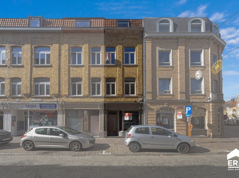 Appartement met 3 slpk te koop in het centrum van IeperOp een opvallende ligging in de stadskern van Ieper bevindt zich dit veelzijdig eigendom met ta