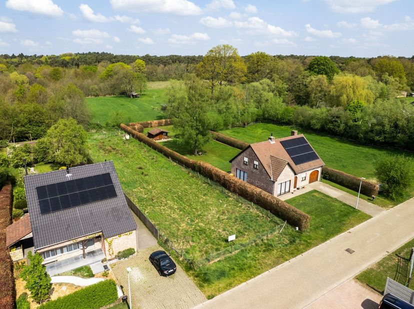 Bouwgrond voor open bebouwing van 12are<br />
<br />
Deze bouwgrond van 1.200m2 met een straatbreedte van 16m en diepte van 75m is geschikt voor het