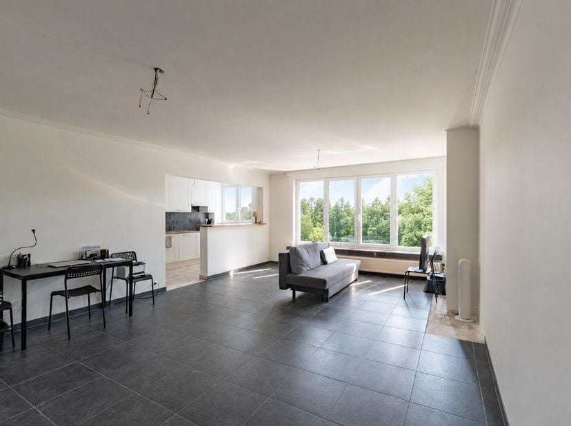 Dit vernieuwde appartement is rustig en centraal gelegen, in de nabijheid van openbaar vervoer, winkels en andere dagelijkse voorzieningen. Het bevind