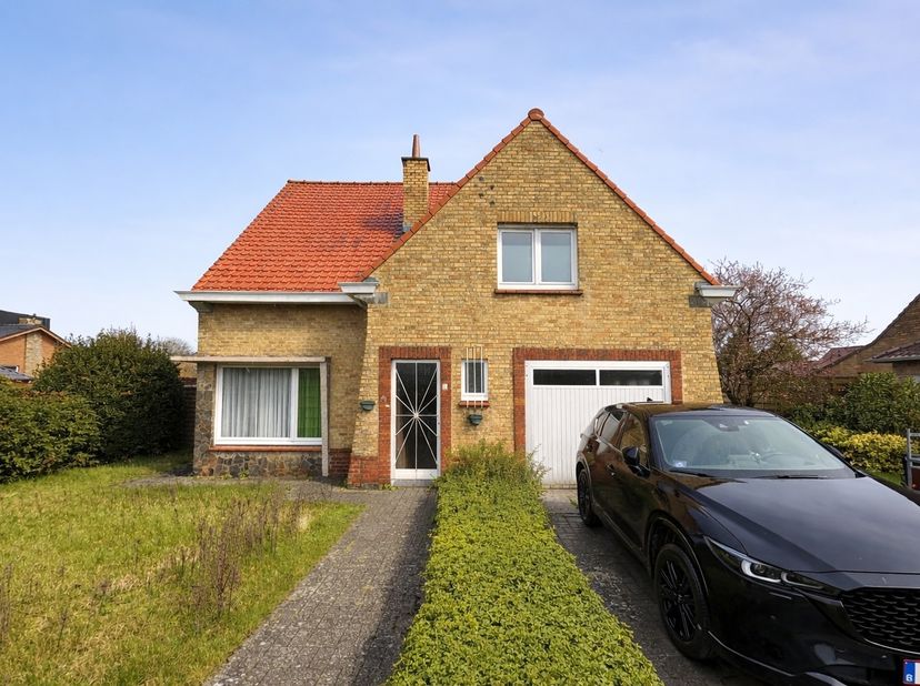 Cette maison à rénover offre de nombreuses possibilités à ceux qui rêvent d'une maison sur mesure.&amp;nbsp;La maison bénéficie d'une orientation ensoleil