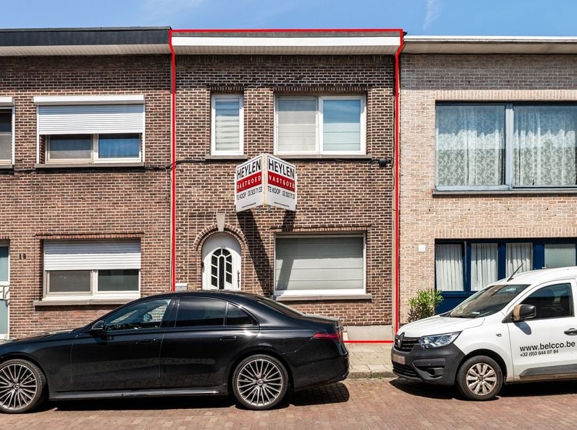 In het hart van Merksem te Grasbloemstraat bevindt zich deze sfeervolle woning. Scholen, winkels, gezellige horecazaken en het openbaar vervoer bevind