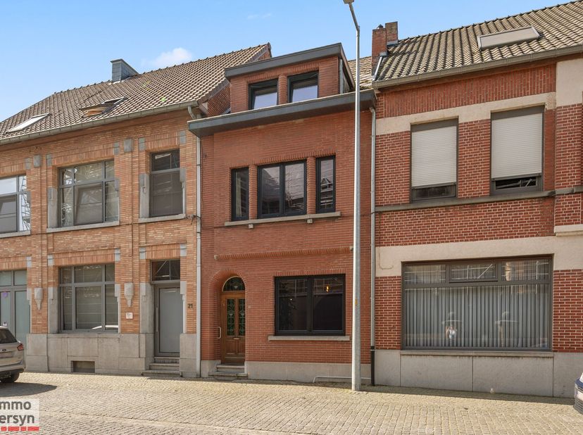 Ben je op zoek naar een ruime instapklare woning met charme op een strategische ligging?<br />
<br />
Deze charmante gesloten bebouwing in Zichem bevi