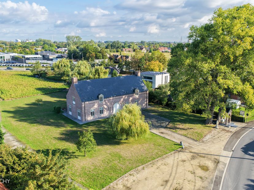 Deze villa gebouwd in 2004 bestaat uit een ruime inkomhal, ruime living met open haard (gas) en eetplaats, ingerichte keuken met zithoek, berging (was