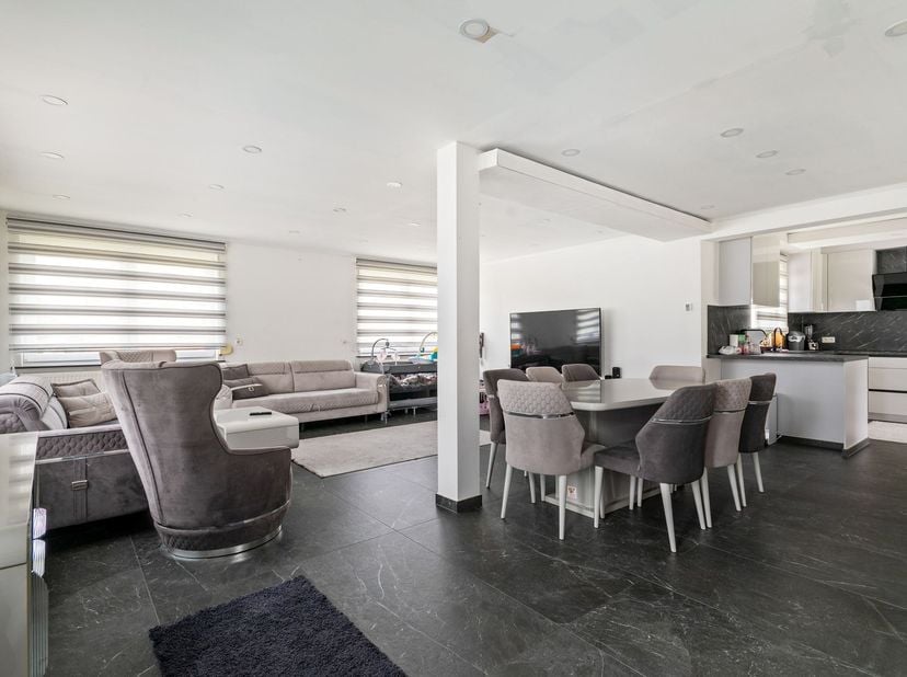Maison rénovée à Kermt<br />
Dans une rue calme et accueillante pour les enfants à Kermt, nous trouvons cette maison rénovée à deux niveaux.<br />
L