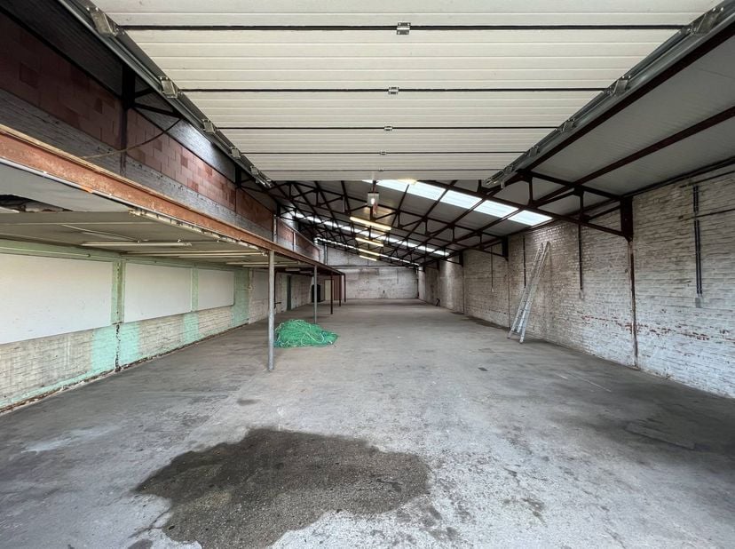 Entrepôt d'environ 342 m² situé au centre d'Izegem<br />
<br />
Spécifications :<br />
- mezzanine d'environ 75m² où vous pouvez ranger <br />
- sol e