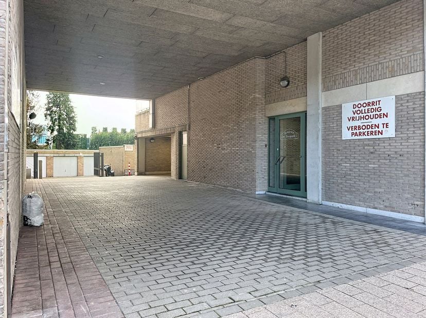Op een centrale locatie in Aalter, vlak bij het station, bieden wij deze privatieve ondergrondse autostaanplaats te koop aan, gelegen in Residentie De
