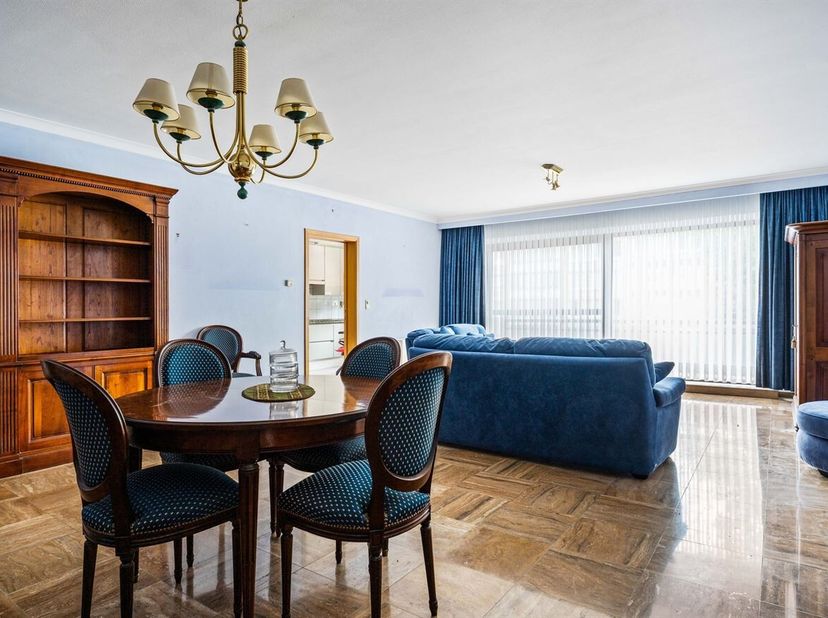 Ligging<br />
Dit ruime appartement bevindt zich op de eerste verdieping van een goed onderhouden gebouw aan de Dascottelei in Deurne. Dankzij de cent