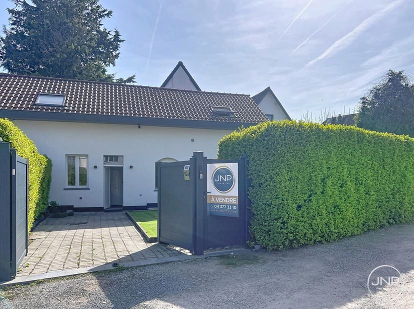 JNP immobilier a le plaisir de vous présenter cette magnifique maison entièrement rénovée et nichée dans un clos en retrait de la rue et de toute nuis