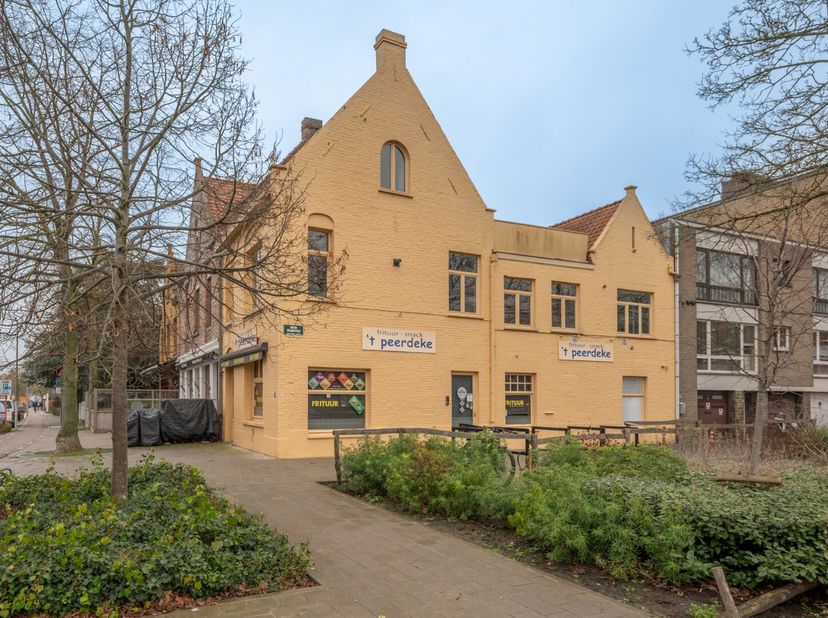 Op zoek naar een rendabele investering of de ideale combinatie van wonen en ondernemen? Dit uitstekend gelegen horecapand in Assebroek biedt een uitzo
