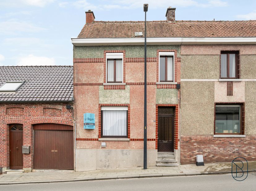 Te renoveren rijwoning met uitzonderlijk grote tuin en mooi vergezicht op Ronse, ideaal voor investeerders of handige kopers die op zoek zijn naar een