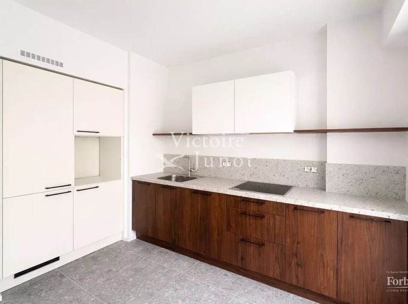 Het gloednieuwe W project biedt u op de 5de verdiep., een 2 slaapkamer appartement (Design afwerking), waarvan de leefruimte is uitgebreid met een sup