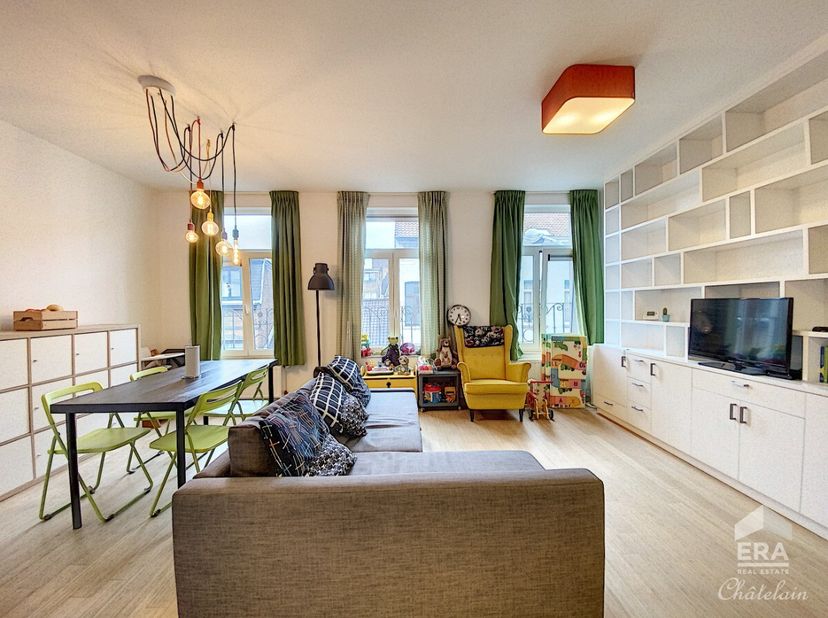 ERA Chatelain biedt u deze prachtige duplex met 2 slaapkamers aan, ideaal gelegen in de gegeerde Flageywijk, op wandelafstand van winkels, openbaar ve