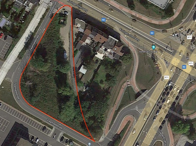 Bent u op zoek naar een strategische projectgrond te huur of een perfecte opslagplaats in de regio Hasselt? Dit ruime en vlakke perceel van maar liefs