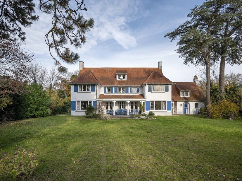 In het hart van het Zoute, op een perceel van 1.912 m2, is deze uitzonderlijk ruime en lichtrijke villa van 498 m2 met zuid georiënteerde tuin gelegen