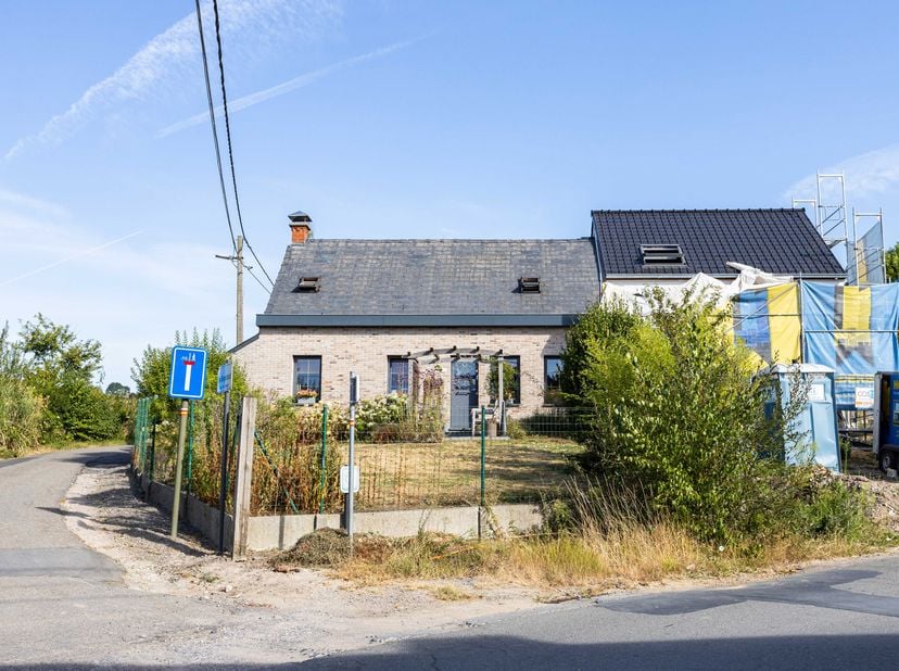 Cette habitation spacieuse a fait l’objet d’une rénovation complète aux alentours de 2010, comprenant notamment une extension moderne ainsi qu’une vér
