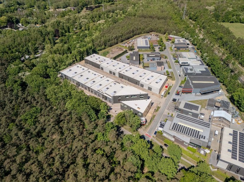 Bedrijvensite "ASPARK" - KMO UNIT 25 - 350 m²<br />
Het bedrijvenpark "ASPARK" bestaat uit 31 kwalitatief hoogstaande KMO-units met complementaire kan
