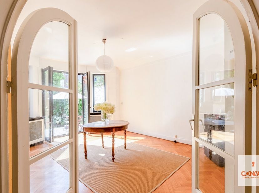 Deze bijzondere woning met drie slaapkamers bevindt zich op een toplocatie, vlakbij de Bijloke en op wandel- en fietsafstand van zowel het Gentse stad
