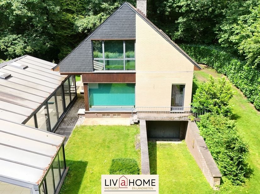 ZEER CHARMANTE VILLA MET OVERDEKT ZWEMBAD EN UNIEKE LIGGING!<br />
<br />
Ontdek deze ruime villa met overdekt zwembad, idyllisch gelegen te midden