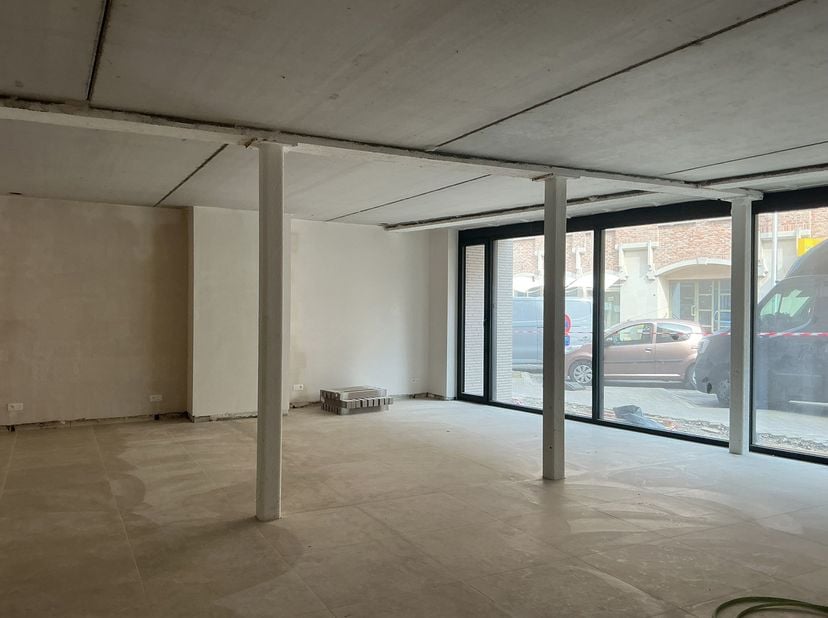 Voor meer informatie contacteer Eva via 0475 69 38 22 of eva@vicusvastgoed.be<br />
Deze functionele kantoorruimte van 102 m² bevindt zich op het geli