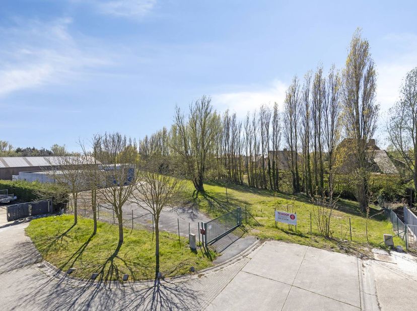 Terrain à bâtir (6 649,47 m²) en zone d'activité avec permis de construire.<br />
<br />
Le bâtiment commercial actuel pour lequel un permis de démoli