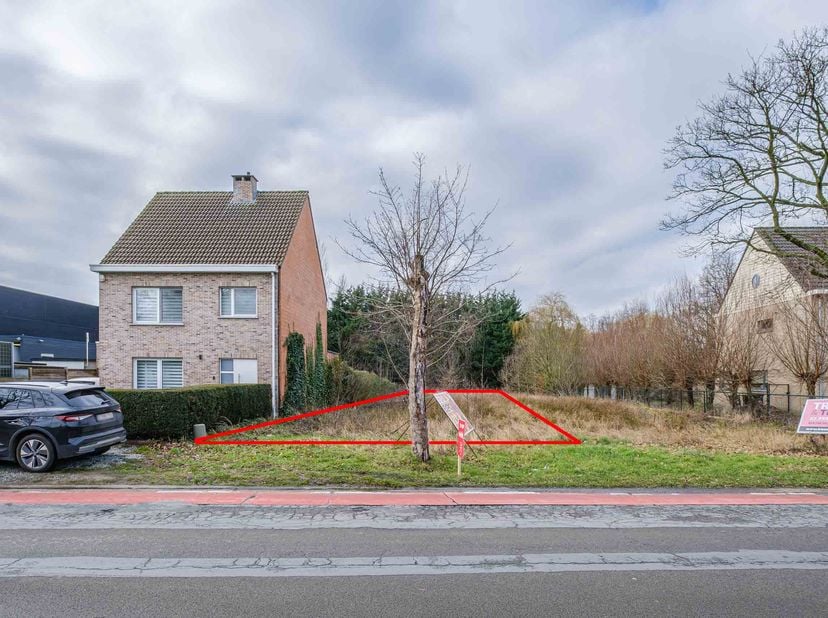GUNSTIG GELEGEN BOUWGROND -<br />
<br />
Op een uitstekende locatie in Mechelen.<br />
Op korte afstand van het stadscentrum én met een vlotte aanslui
