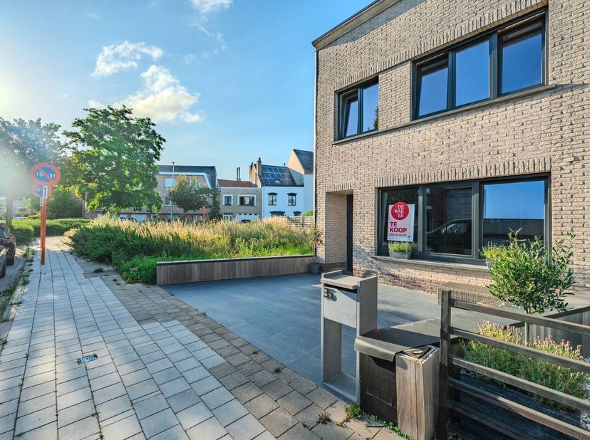 Ontdek deze mooi gerenoveerde halfopen bebouwing te koop langs de Pycke de ten Aerdelaan 35 te Mariakerke (Oostende). Hier geniet u van comfort en rus