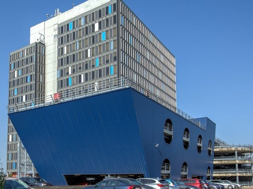 433m² d'espace de bureau au 3ème étage<br />
Emplacement : dans le port, à proximité du Ring et du centre, arrêt de bus à côté du bâtiment<br />
Spéci