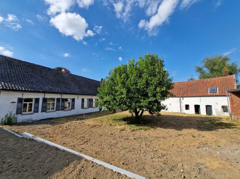 Premières visites lors de la journée portes ouvertes du dimanche 16 août.<br />
<br />
Cette ferme de caractère authentique, implantée sur un terrain
