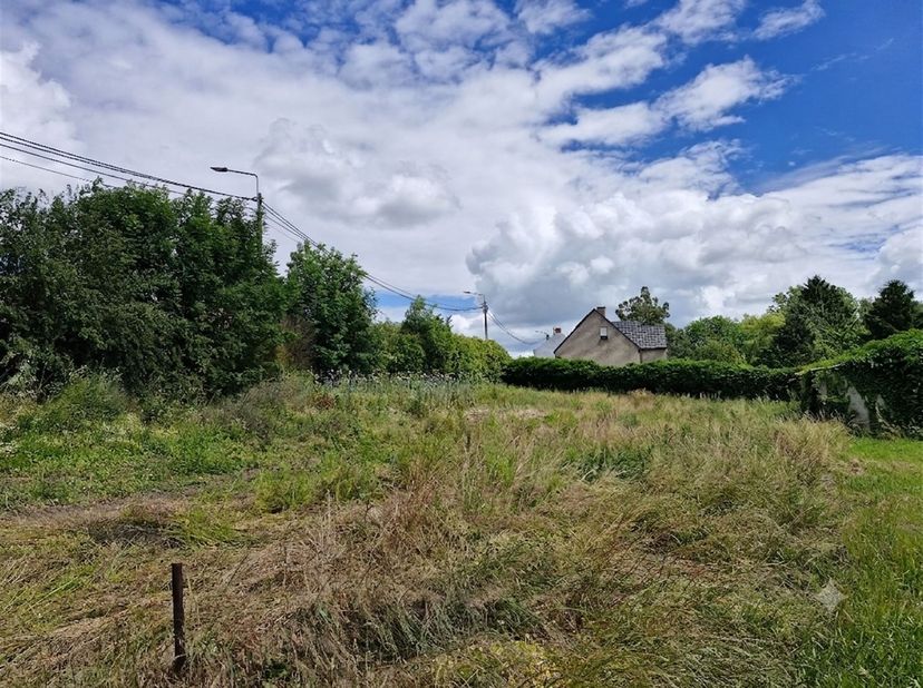 Très joli terrain prêt à construire avec permis obtenu pour une villa 4 façades de standing. 4 ares 48 ca, exposition Sud-Ouest vue agréable et dégagé