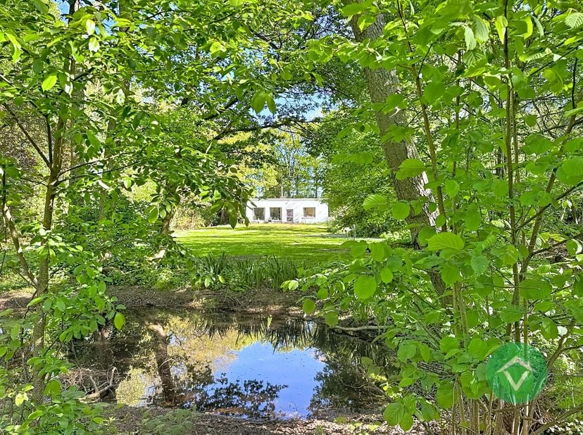 Deze charmante woning is zeer rustig gelegen op een grondoppervlakte van 4376 m² te Assebroek. <br />
<br />
Deze eigendom bestaat uit een lange privé
