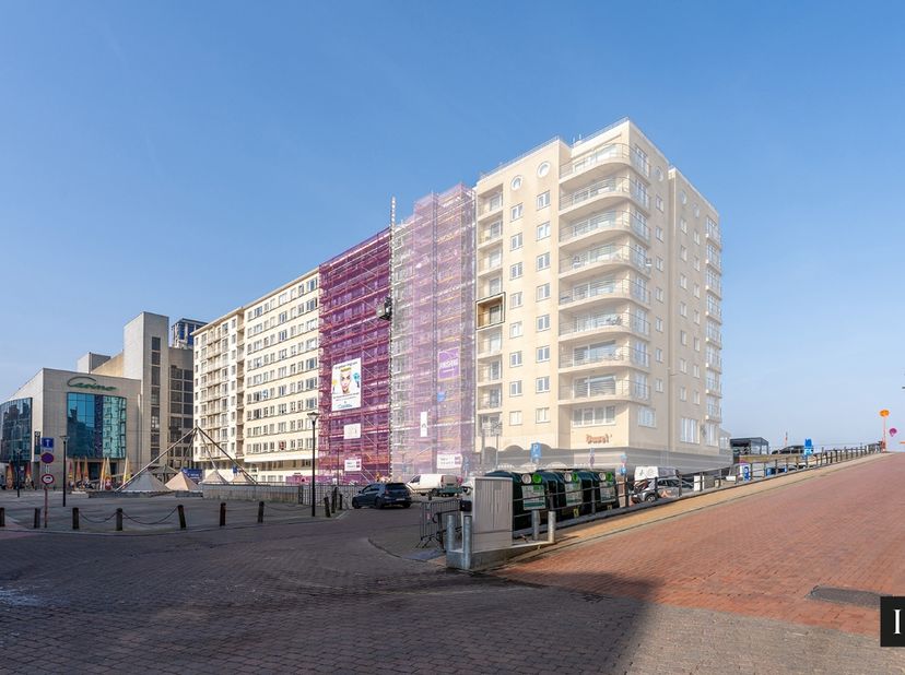 Op een toplocatie nabij de Zeedijk en met open zicht op het Casinoplein bevindt zich deze verzorgde studio met slaaphoek op de 5de verdieping van een