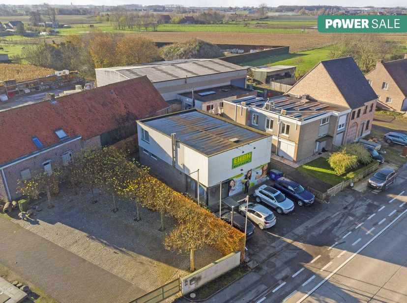 Ruim kantoor van ca. 260m² te koop in Oostnieuwkerke. Dankzij de strategische ligging langs een invalsweg geniet je van een vlotte verbinding naar Roe
