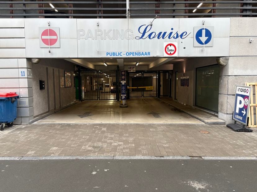 IXELLES – Parkeerplaats gelegen in Rue de Livourne, vlakbij Avenue Louise en Place Stéphanie, in een centrale en goed verbonden wijk (tram/bus op wand