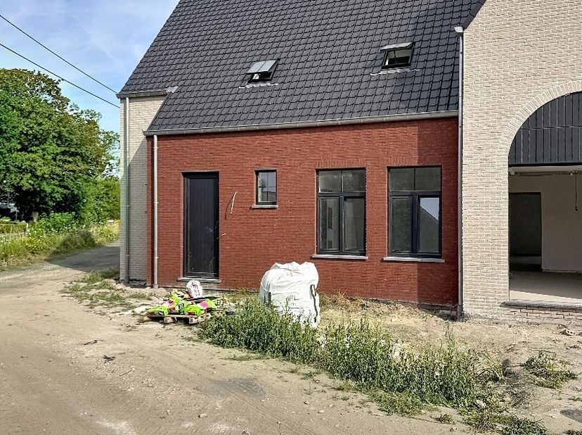 Deze nieuwbouwwoning bestaat uit: inkomhal - toilet - living - keuken - terras - tuin - wasplaats - berging - nachthal - 4 slaapkamers - badkamer - zo