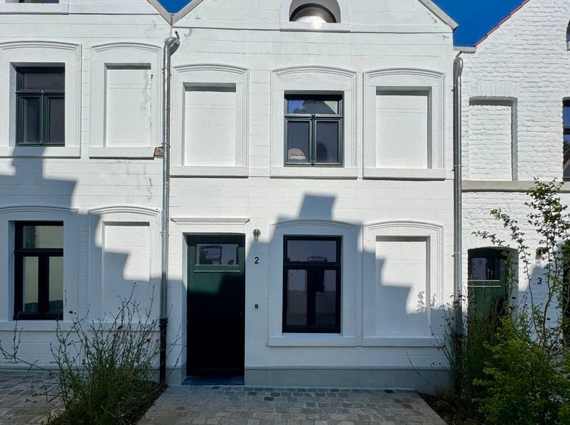 Instapklare woning op de site Koer Devos. Het project verwijst naar de textielhistoriek van Ronse en staat uit 11 beluikhuisjes.<br />
Deze één-slaapk