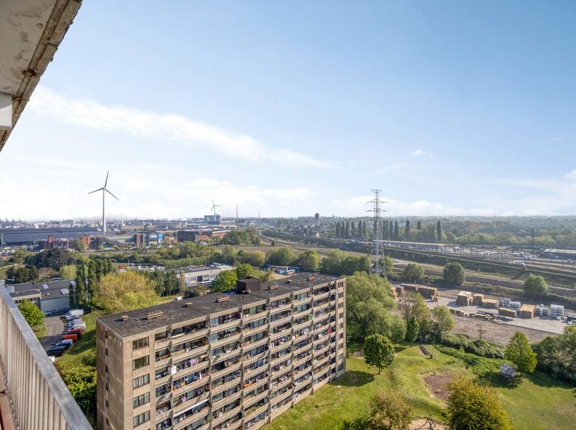 Gent – Volledig gerenoveerd (2022) appartement met terras en prachtig uitzicht.<br />
Op zoek naar een betaalbaar appartement of een interessante inve