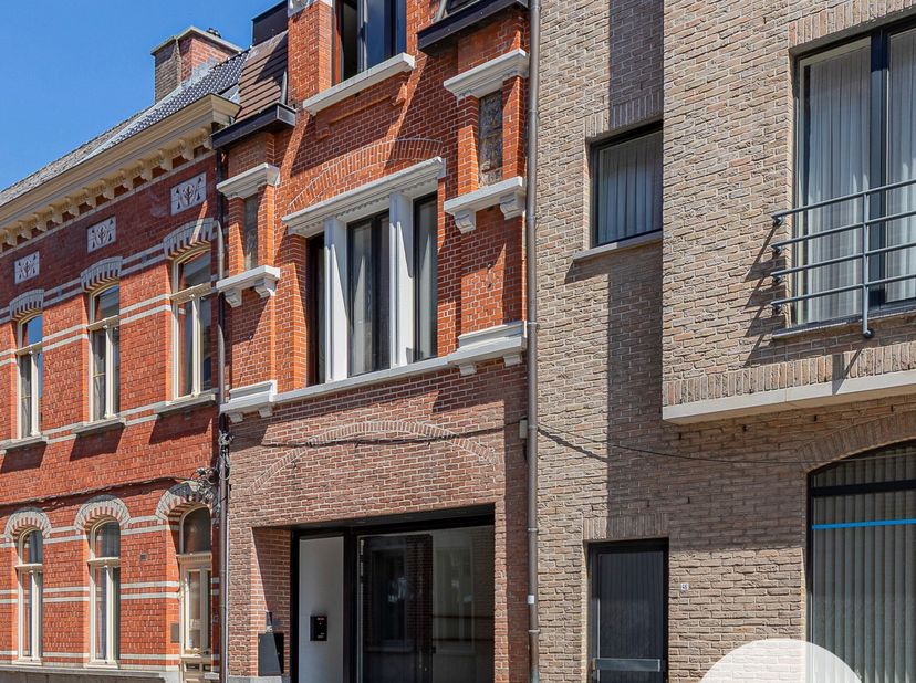 EERSTE BEZOEKDAG ZAT. 29/08 VAN 10U TOT 12U (enkel op afspraak!)<br />
ZOTTEGEM – Karaktervolle opbrengsteigendom bestaande uit twee entiteiten. <br /