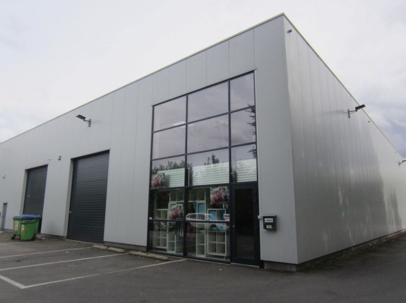 Unité PME à Duffel. Comprenant un showroom de 88 m², un entrepôt de 274 m² et des bureaux entièrement aménagés. Idéalement située à proximité de l’aut