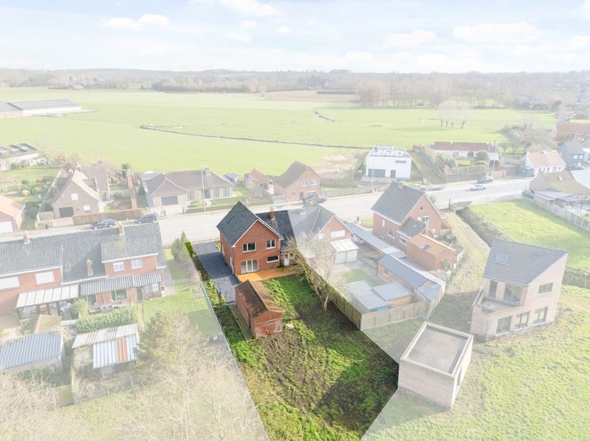 Deze te renoveren woning biedt een uitzonderlijke kans voor wie droomt van een ruime gezinswoning die volledig naar eigen smaak kan worden ingericht.
