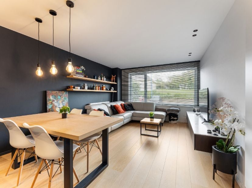 Altijd op zoek naar dat extra tikkeltje luxe? Ontdek dit stijlvol en luxueus gerenoveerde appartement, een waar pareltje aan de Belgische westkust!<br