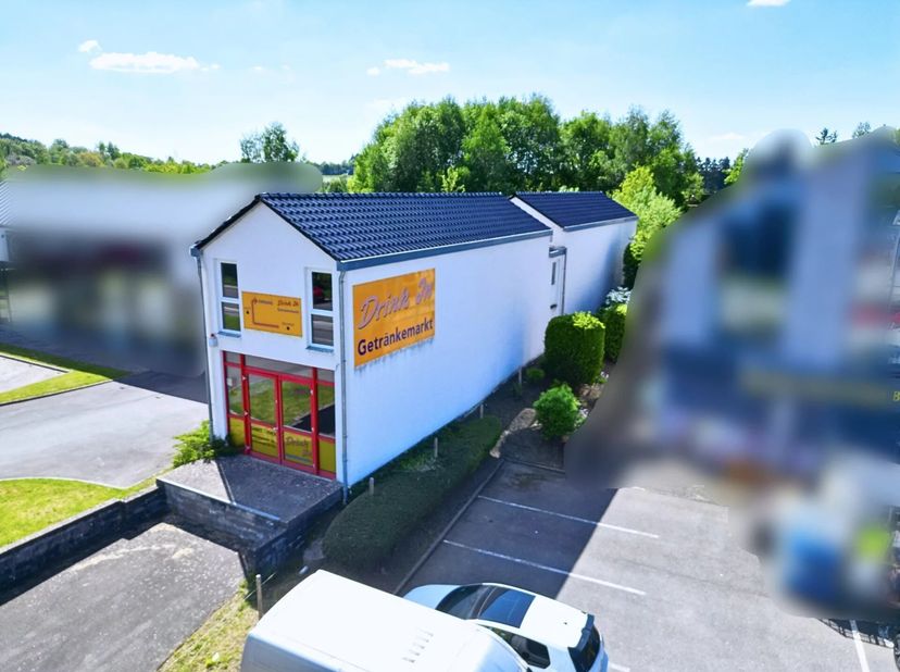 Te huur: een veelzijdig inzetbaar bedrijfspand met een royale bedrijfsoppervlakte van ca. 120 m² op een uitstekende locatie in Sankt Vith.<br />
Het p