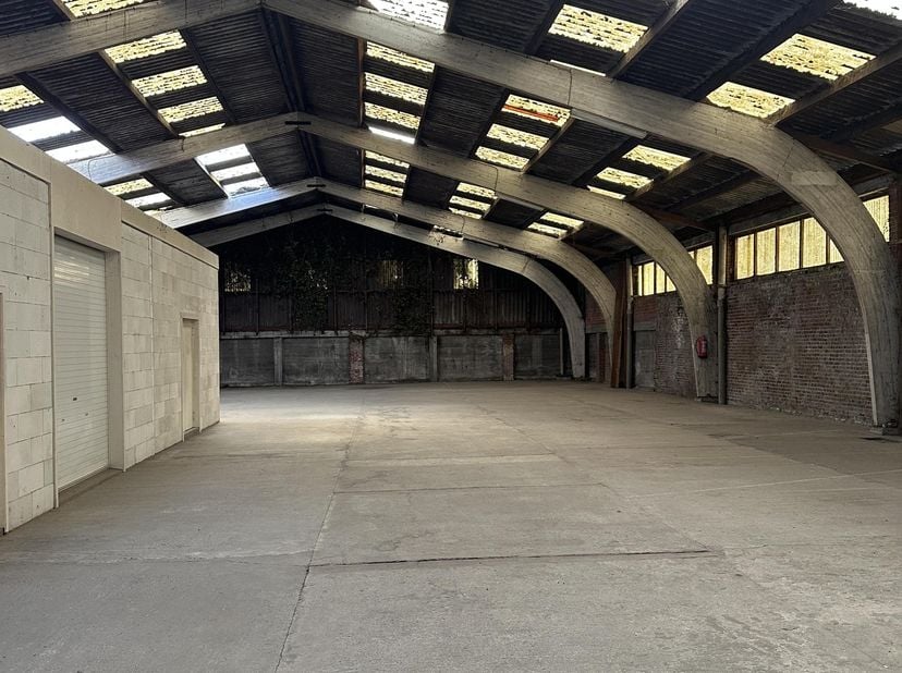Loods te huur in het centrum van Staden. <br />
<br />
Totale oppervlakte: +/- 991m2. Verdeeld in een grote opslagruimte (zie foto) en 3 kleinere (apa