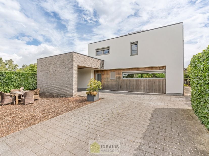 IDEALIS VASTGOED – ROYALE, INSTAPKLARE EN PERFECT ONDERHOUDEN GEZINSWONING DEWELKE OP EEN ELEGANTE MANIER WERD AANGEPAST AAN MINDERVALIDEN OP EEN RUIM
