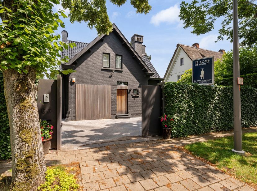Vrijstaande woning met zwembad in de begeerde St Lucaswijk te Ekeren!<br />
Dit eigendom werd doorheen de jaren zeer goed onderhouden.<br />
Ideaal vo