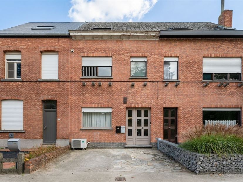 Deels gemoderniseerde woning met 3 slaapkamers in Sint-Katelijne-Waver, vlakbij het bruisende Mechelen.<br />
Deze veelzijdige woning, momenteel opged