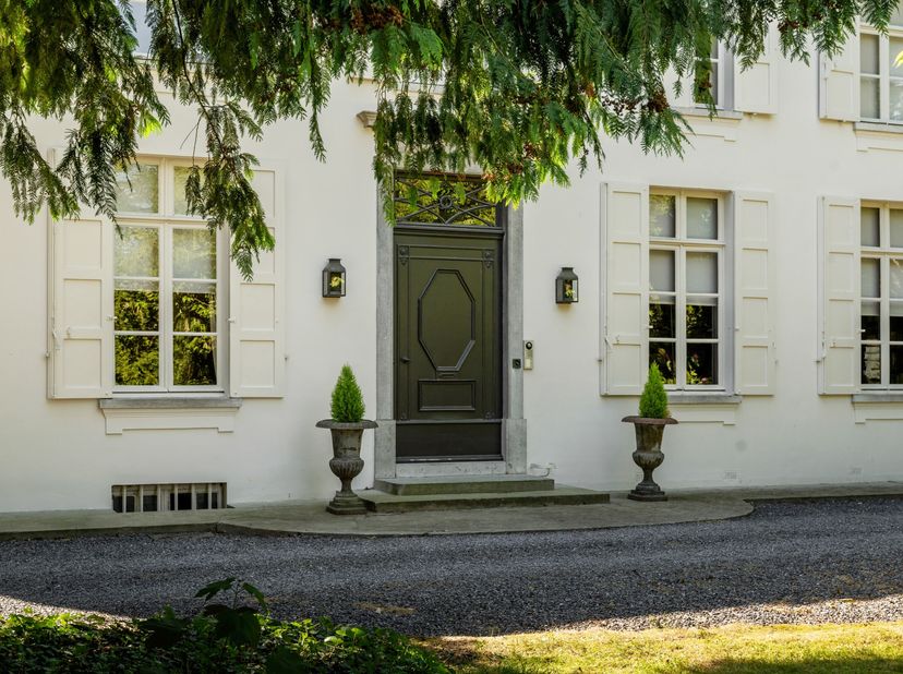 Prachtig Landhuis dd. 1812 gelegen op landgoed Bergenhof van ± 2,9 ha met oa een park, een zwemvijver, bos, een natuurvijver en twee weilanden.<br />