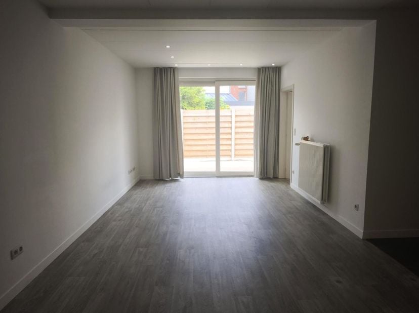 Gelijkvloers appartement met terras, garage en 2 autostaanplaatsen<br />
<br />
Ligging<br />
Dit verzorgde gelijkvloers appartement is gelegen aan